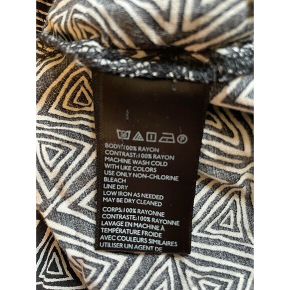 Urban Outfitters Cropped Top Black Tribal Print Sz XS High-low hem a22 - Picture 6 of 8